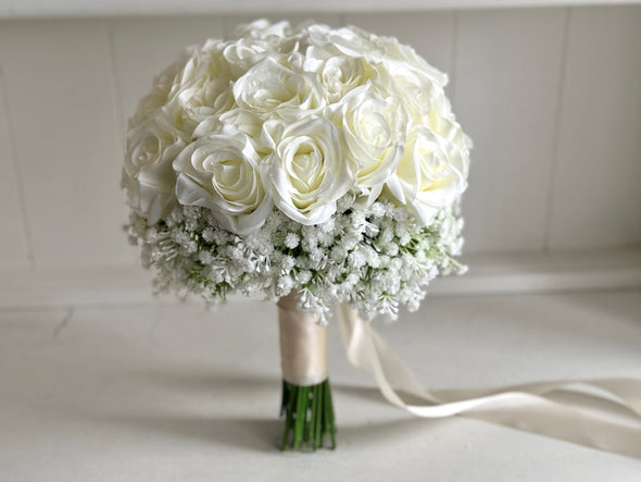 White roses and baby’s breath wedding flowers. Gypsophila bouquets